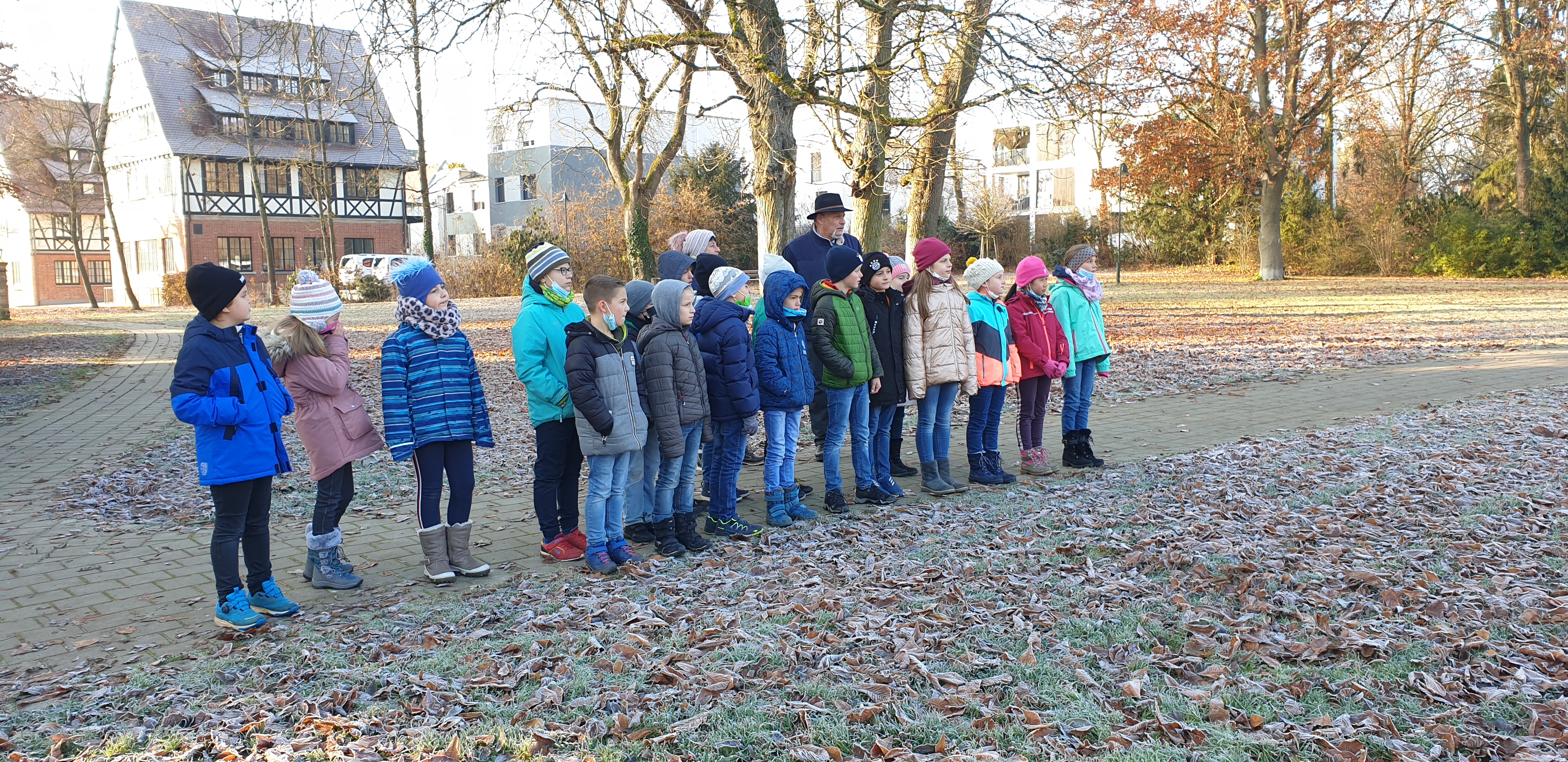  Kinder stehen im Park-Bild wird bei Klick vergrößert 