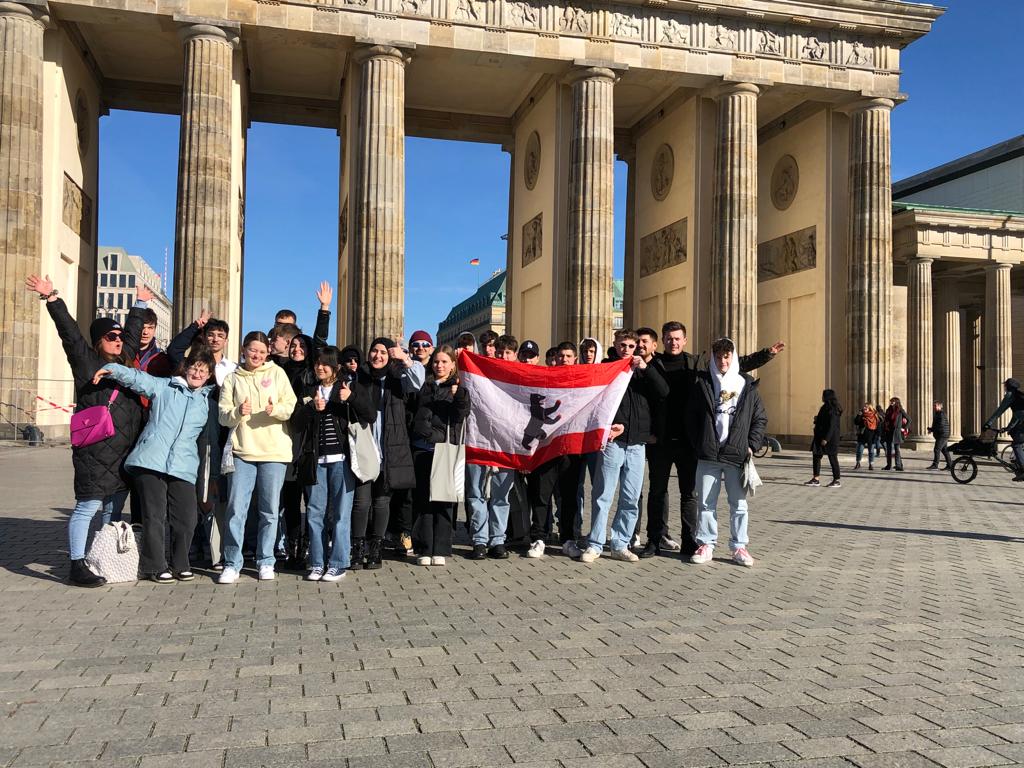  Gruppenbild vor dem Brandenburger Tor 